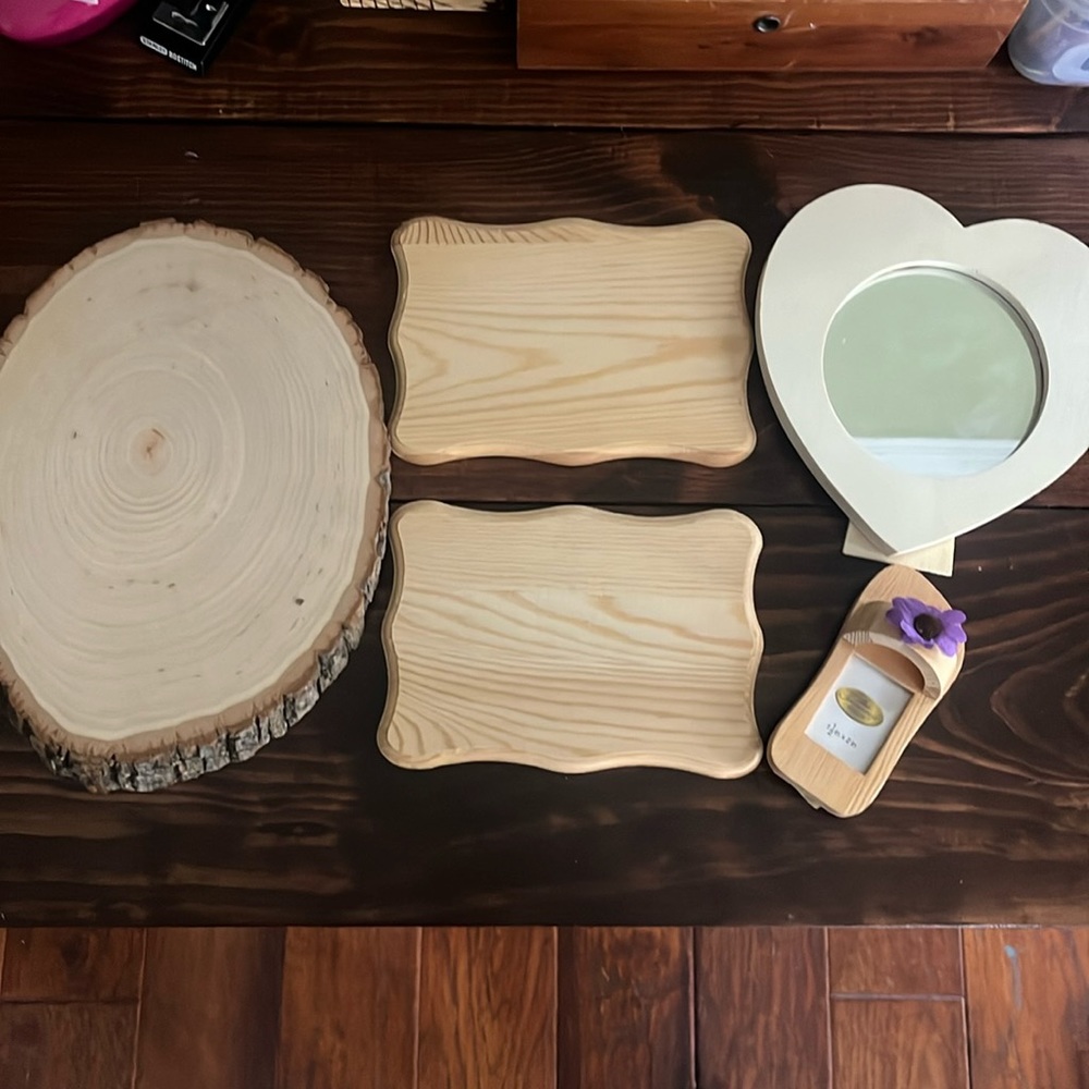 5 NWT Wood Crafts: 1 Tree Slab, 2 Rectangle, 1 Mirror Heart & 1 Sandal Frame.